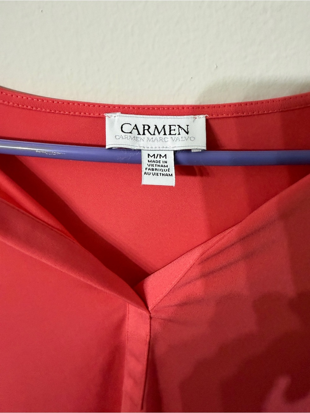 Women’s Carmen Marc Valvo Coral V-Neck Blouse Medium Short Sleeve - Picture 4 of 4